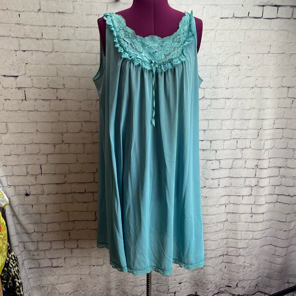 Vintage vanity Fair size medium blue nightgown